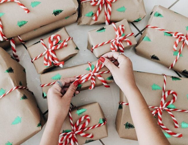 Julklappar sl&aring;s in med r&ouml;dvita sn&ouml;ren.